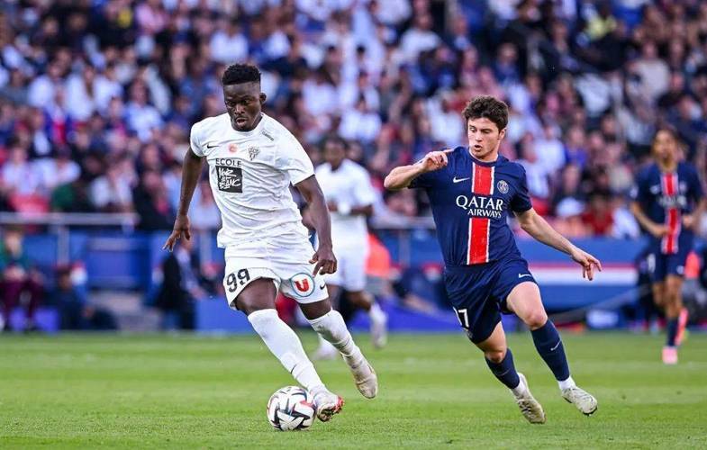 法甲争冠焦点战!摩纳哥主场冲榜首,巴黎 FC 客场难挡攻势?